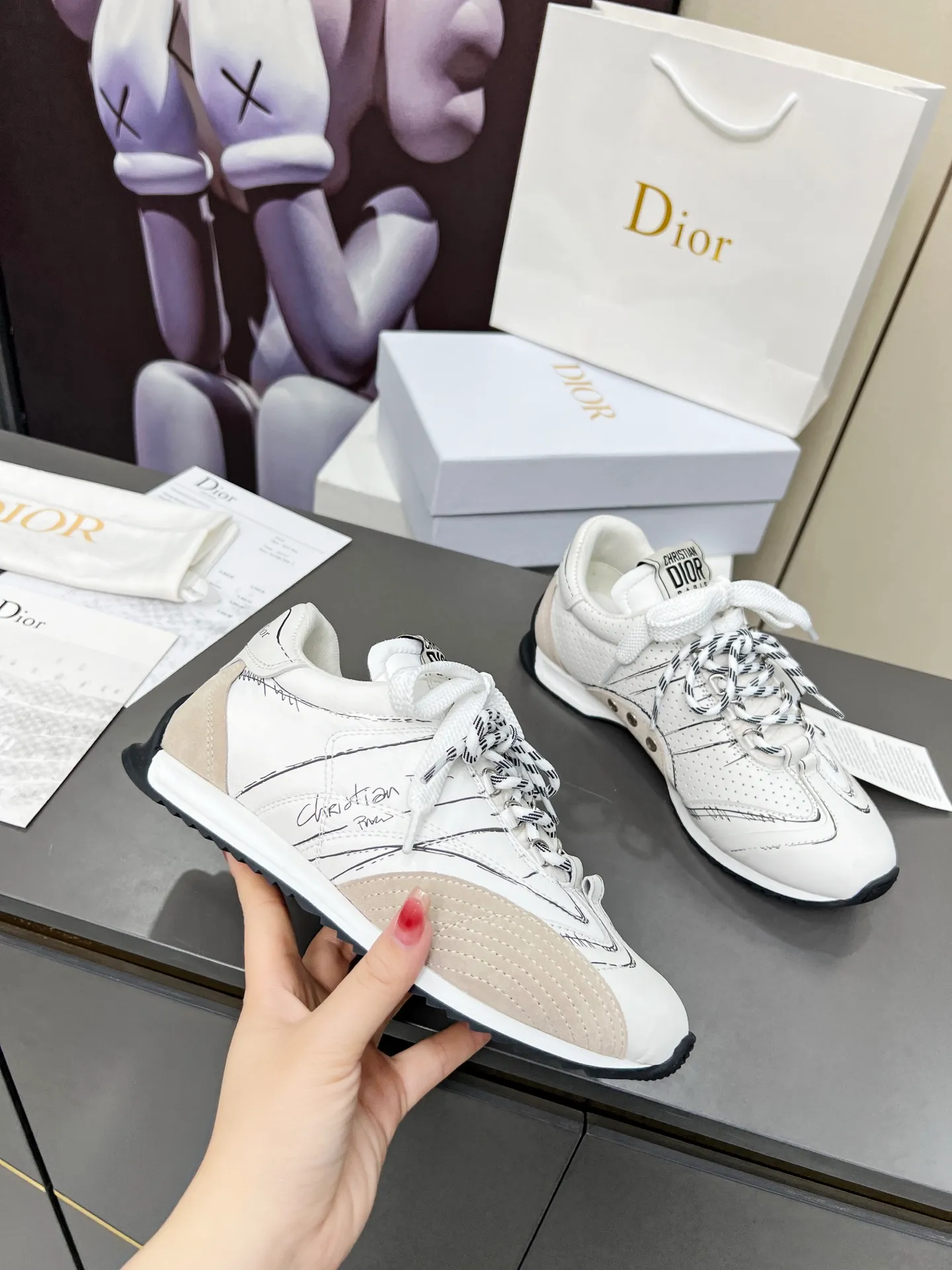 White men's shoes💰540 This D-Sketch sneaker is a new product of the 2025 spring and summer ready-to-wear series❤️‍🔥❤️‍🔥❤️‍🔥❤️‍🔥, highlighting the classic retro aesthetics. Crafted from gold-toned crinkled sheepskin and gold-toned laminated calfskin 🌹🌹🌹, it features beige suede calfskin panels and double laces. The side is decorated with a handwritten Christian Dior Men's Shoes 💰aris logo🎆🎆🎆, while the heel and tongue are embellished with Christian Dior Men's Shoes 💰aris logo panels and plaques. Paired with two-color thin rubber soles, they look more refined. Size: 35~41 (men’s model is currently available). Color: black, white, gold, silver.
